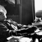 Sidonie Gabrielle Colette en su mesa de trabajo, el día que cumplió los 77 años