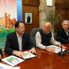 Miguel Ángel Iglesias, Emilio Villanueva y Antonio Váscones, en la presentación en Ponferrada