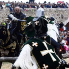 Don Suero y otro caballero cruzan lanzas en el palenque de Hospital de Órbigo.