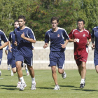 Luis Cembranos, junto a cinco de sus futbolistas, durante un entrenamiento de la Cultural.