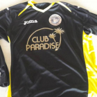 La camiseta del FC Pollestres con la publicidad del Club Paradise.