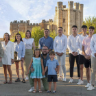 Las reinas, damas, rey y pajes de las fiestas de Valencia de Don Juan posan delante del castillo con el alcalde y el concejal de Fiestas. IRENE AGUILAR FOTOGRAFÍA