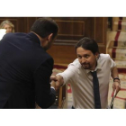 El líder de Podemos, Pablo Iglesias (d), y el portavoz del PSOE, José Luis Ábalos, se estrechan la mano durante la segunda jornada del debate de la moción de censura de Unidos Podemos contra el Gobierno de Mariano Rajoy, esta mañana en el Congreso