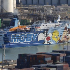 El crucero Moby Dada, uno de los barcos en los que se hospedan los agentes, en el puerto de Barcelona.