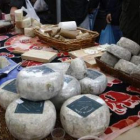 Quesos artesanos de León en una feria de promoción de las que se celebran en la provincia.