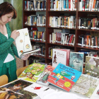 La concejala de Cultura, Juventud y Deporte, Carmen Pastor, presenta los clubes de lectura.