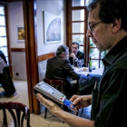 Un camarero cobra una cuenta en un restaurante.