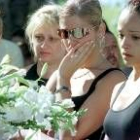 Dos jóvenes lloran durante el funeral, ayer, en Puertollano, del joven Luis Paredes, de 20 años