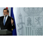 El presidente del Gobierno, Mariano Rajoy, durante la rueda de prensa ofrecida esta tarde en el Palacio de la Moncloa tras la declaración unilateral de independencia en el Parlament de Cataluña.