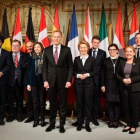 Ursula von der Leyen, ministra de Defensa de Alemania (centro), y Patrick Shanahan, secretario de Defensa de EEUU, posan junto a sus homólogos de los países participantes en la Conferencia de Seguridad de Múnich, el 15 de febrero del 2019.