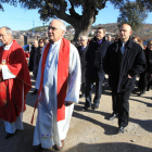 El obispo y el párroco de Campo, por delante del alcalde y del presidente vecinal.