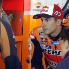 El piloto Marc Márquez escucha a su equipo al inicio la segunda tande de entrenamientos de MotoGP celebrada en el circuito turolense de Motorland.