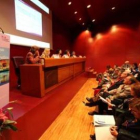 Presentación de la guía de farmacia comunitaria durante el congreso nacional en Bilbao.