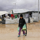 Un niño refugiado sirio camina por el campo de refugiados de Zatari en Mafraq, en Jordania.