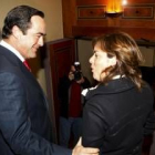 Bono, con la portavoz del PP en el Congreso, Sáenz de Santamaría
