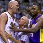 El arbitro Dick Bavetta trata de calmar a Horace Grant , de los Lakers y a MattGeiger, de los Sixers