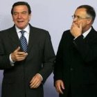 Gerhard Schröder y su ministro de finanzas, Hans Eiche, en la cumbre del G-20 en Berlín