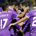 El delantero del Real Madrid Álvaro Morata celebra con sus compañeros el primer gol que ha marcado ante la Cultural Leonesa, el tercero del equipo.