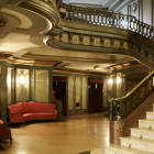 La escalinata del Teatro Emperador en 2006, cuando cerró definitivamente sus puertas. RAMIRO