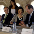 Juan Vicente Herrera con los representantes de Iberdrola y Portugal durante la firma del acuerdo.