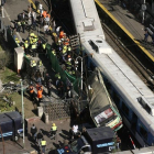 El autobús empotrado contra los dos trenes que hen colisionado en Buenos Aires.