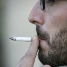 Una persona fumando, en una imagen de archivo.