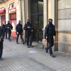 Agentes de los Mossos en Viladomat 40 de Barcelona, donde se ha practicado un registro.