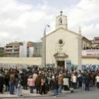 Los feligreses abarrotaron la parroquia de San Carlos Borromeo, en el barrio madrileño de Entrevías