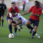 Murci, autor del único gol del partido, intenta zafarse de los defensas de La Granja.