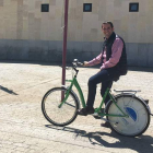 El concejal de Medio Ambiente muestra una de las nuevas bicicletas del servicio de préstamo. DL