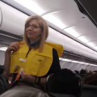 Captura del vídeo de la divertida explicación de la tripulación de un vuelo.