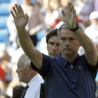 José Mourinho se despide de los ultras al finalizar su último partido como técnico del Madrid.