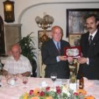 Villacorta recibe la placa de manos de Gregorio Hernández, presidente de la coral