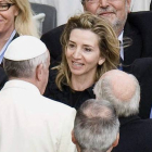 El papa saluda hoy a la consejera Alicia García en la plaza de San Pedro