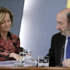 Elena Salgado, vicepresidenta económica, junto a Alfredo Pérez Rubalcaba.