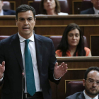 Sánchez se dirige a Rajoy, durante la sesión de control al Gobierno.