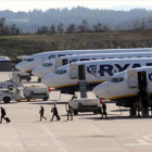Pasajeros de Ryanair desembarcan de uno de los aparatos de la compañía en el aeropuerto de Girona.