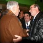 Manuel Luis Rodríguez (derecha) saluda al concejal de Cultura, en presencia de Eloy Fernández