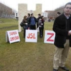 Representantes de Juventudes Socialistas, ayer en el campus de la ULE