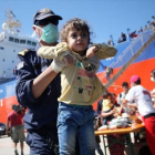 Desembarco de refugiados, el martes, en la isla griega de Creta tras el rescate en el mar de 103 personas