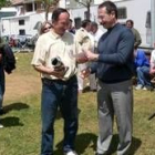 Rubén Gutiérrez recibe su trofeo de ganador de manos del concejal de Deportes de Villaquilambre
