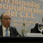 Marcelino Oreja, junto a Domingo Fuertes, ayer en la jornada del CEL