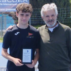 Juan García-Tuñón González, con el trofeo de campeón. DL