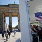 Ciudadanos consultan datos del TTIP, en una instalación de Greenpeace ante la puerta de Brandeburgo de Berlín, ayer.