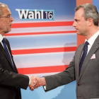 El candidato ecologista (izquierda), y el ultranacionalista (derecha), se dan la mano en un programa de televisión.