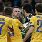 El árbitro Michael Oliver, acosado por los jugadores de la Juve.