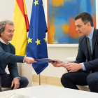 Fernando Simón entrega al presidente del Gobierno el documento de los expertos para la desescalada. BORJA PUIG DE LA BELLACASA