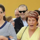 Enciso, rodeado de vecinos al abandonar la cárcel.