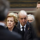 Don Juan Carlos tras Ana María de Grecia. STOYAN NENOV