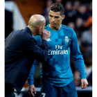 Zidane conversa en la banda con Cristiano Ronaldo. CÁRDENAS